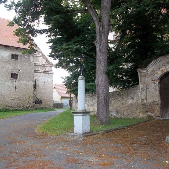 Kříž v Kadově u kostela