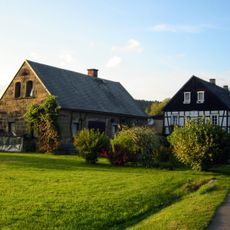 Handwerks-Dreiseithof mit Wohnstallhaus (Umgebinde, ohne Anbau), Schmiede und Wirtschaftsgebäude (Schwerschmiede) Waldbadstraße 14