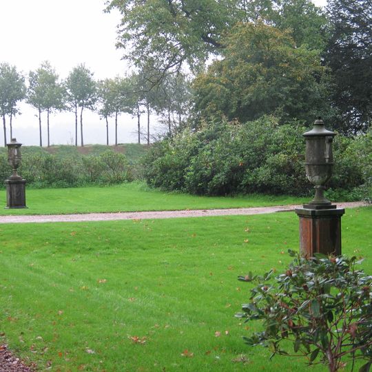 Twee vazen in de boulingrins in het zuidelijke parkdeel