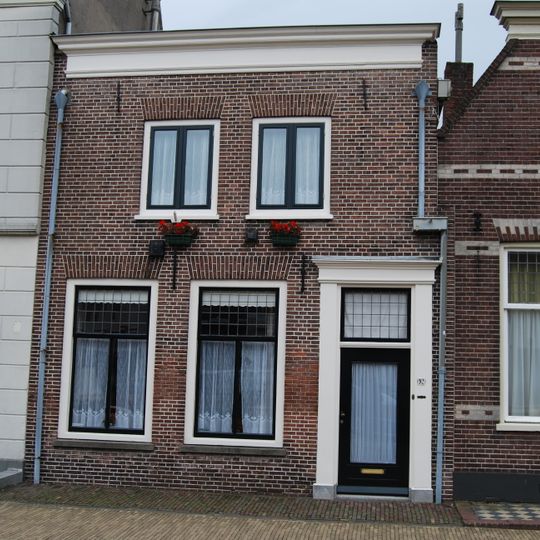 Huis met eenvoudig lijstgeveltje