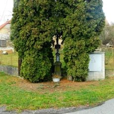 Kříž na křižovatce v centru Studeného