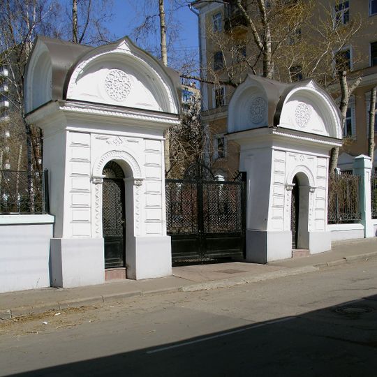 Пилоны ворот с калитками