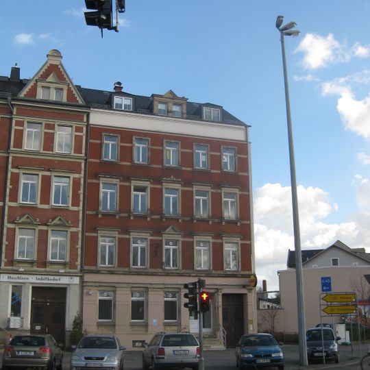 Mietshaus in ehemals geschlossener Bebauung Thomas-Mann-Platz 7