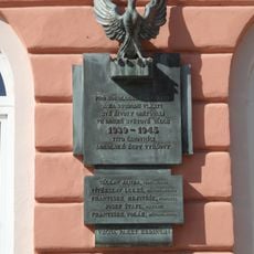 Pamětní deska obětem okupace 1939-45 na domě Kmochova 14 v Kolíně