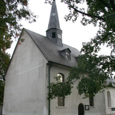 Kirche mit Kirchhof, Kriegerdenkmal für die Gefallenen des 1. Weltkrieges und Einfriedung, weiterhin mit benachbartem Friedhof und verbindender Allee Schneeberger Straße 29