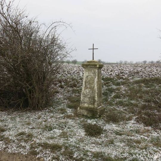 Kříž u polní cesty západně od Račiněvsi