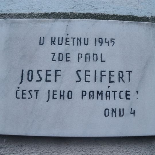 Pamětní deska Josefu Seifertovi v ulici V zálomu v Nuslích