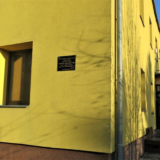 Pamětní deska boje četníků s henleinovci v září 1938 na domě 214 v Tisé