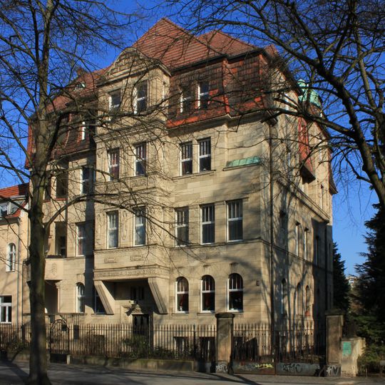 Mietshaus & Einfriedung Alt-Tegel 34