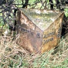 Milepost, near New Buildings Farm