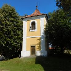 Zvonice v areálu kostela v Jirnách