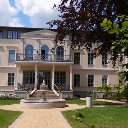 Wohnhaus mit Einfriedung und Garten Joliot-Curie-Straße 12