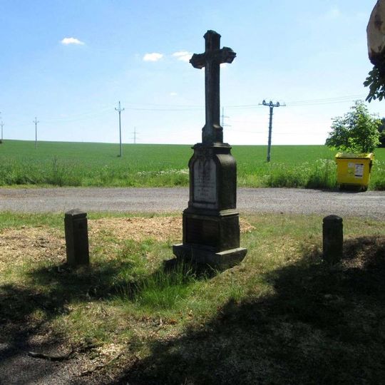 Kříž v Loučkách na rozcestí