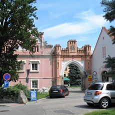 Vstupní brána na předdvoří zámku Vrchotovy Janovice