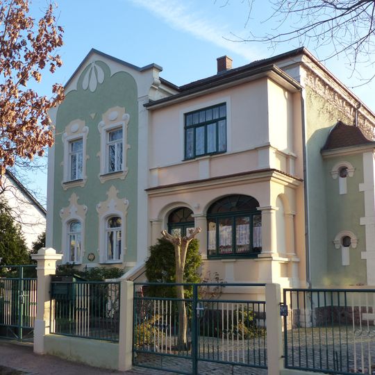 Mietvilla mit Torpfeilern und Einfriedung Poststraße 44