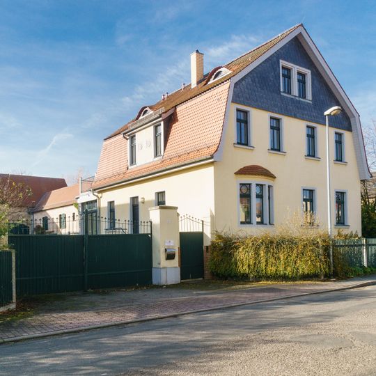 Wohnhaus, zwei Seitengebäude, Scheune und Toreinfahrt eines Dreiseithofes Teichstraße 2