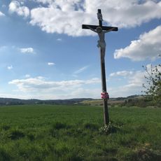 Dřevěný kříž jižně od Čáslavic na kopci