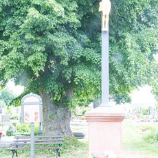 Centrální kříž na hřbitově v Zásmukách