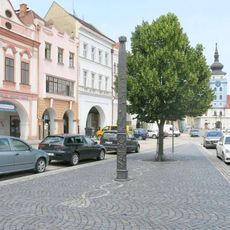 Kovový sloup města Žatce na náměstí Svobody v Žatci