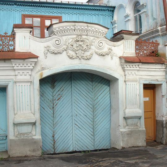 Кирпичные ворота с коваными решеткам