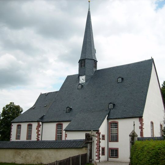 Sachgesamtheit Dorfkirche und Kirchhof Claußnitz mit folgenden Einzeldenkmalen: Kirche mit Ausstattung, eine Grabanlage sowie Torhaus und Wehrmauer sowie der Kirchhof Pfarrgasse 1