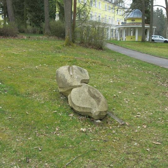 Kamenná plastika u cesty k novému pavilonu Prusíkova pramene v Konstantinových Lázních