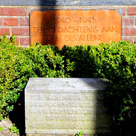 Monument bij het Stationsgebouw