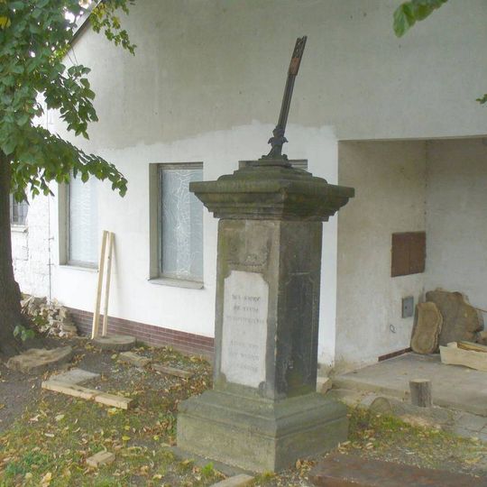 Poškozený kříž na rozcestí v Ludvíkovicích