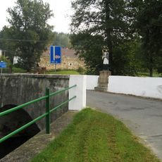 Kamenný obloukový most se sochou svatého Jana Nepomuckého