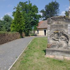 Pomník padlým v 1.světové válce u kostela v Počaplech