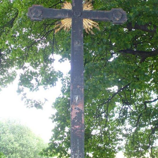 Kříž na rozcestí u zaniklé silnice u obce Bžany