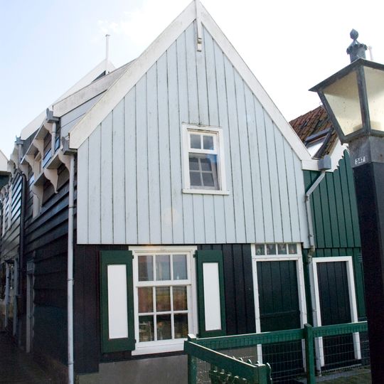 Gedeeltelijk bakstenen huis