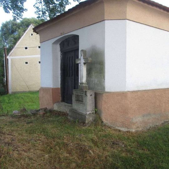 Kříž u kaple v Kníjích