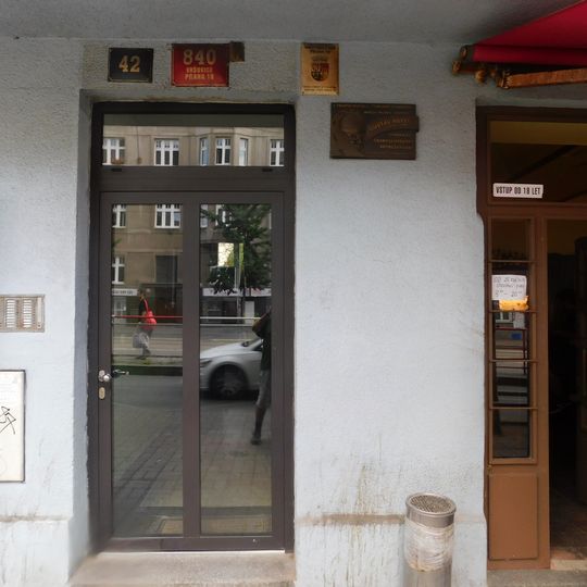 Pamětní deska Gustava Havla ve Vršovicích