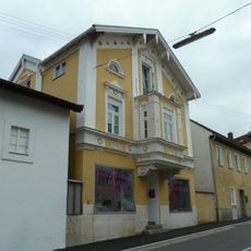 Wohn- und Geschäftshaus