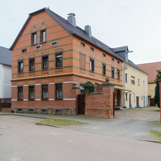Wohnhaus und Hofpflaster eines Dreiseithofes Alte Dorfstraße 12