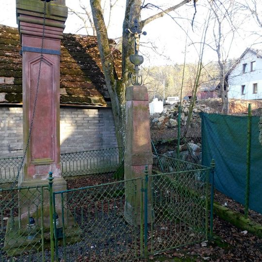 Kříž na návsi ve Vlkovci