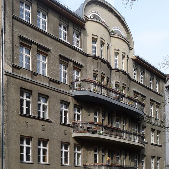 Rheingau-Klinik und Mietshaus