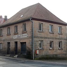 Sandsteinquaderbau mit Walmdach