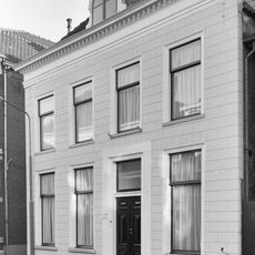 Pand onder schilddak en met in de 19e eeuw gepleisterde lijstgevel, die echter twee ankers uit de bouwtijd van het pand in de bovenhoeken bewaard heeft