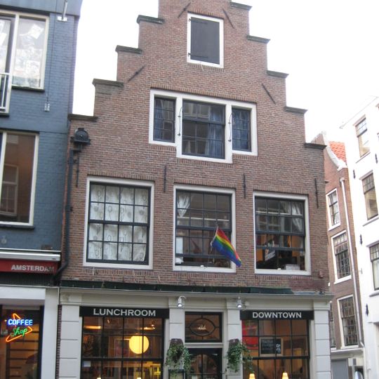 Hoekhuis met trapgevel en pui met geblokte deuromlijsting