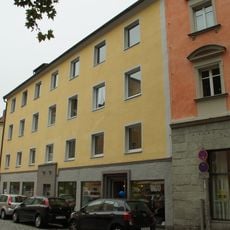 Wohn- und Geschäftshaus, ehemals zum Stift Obermünster gehörig