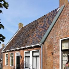Woonhuis onder dwars zadeldak tussen twee topgevels