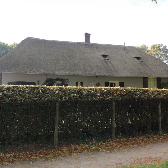 Boerderij onder met riet en pannen gedekt wolfdak, verbouwd tot bungalow, waarbij het historische karakter goed bewaard is gebleven