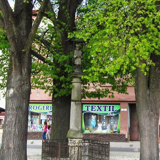 Socha sv. Jána Nepomuckého, stĺp s podstavcom