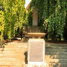 Pomník padlým u kostela v Libuni