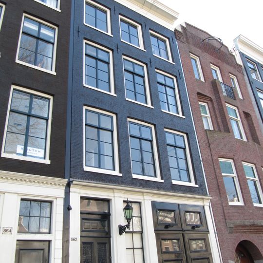 Huis met gevel onder rechte lijst met dakkapel