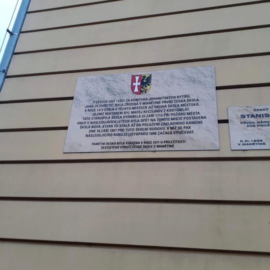 Pamětní deska první české školy v Manětíně