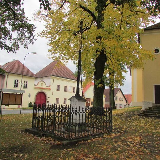 Kříž před kostelem svaté Máří Magdalény v Dolní Cerekvi