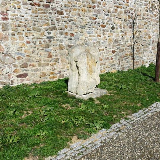 Kamenná plastika Dveře do nebe na parkánu hradeb v Kadani